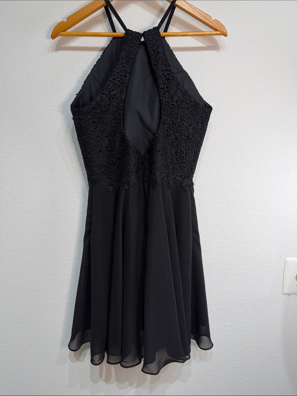 Black Lace Beaded Halter Party Dress Keyhole Back Chiffon Size 6 - Picture 4 of 12